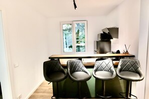 Penthouse Deluxe | Eget kök | Kylskåp och mikrovågsugn