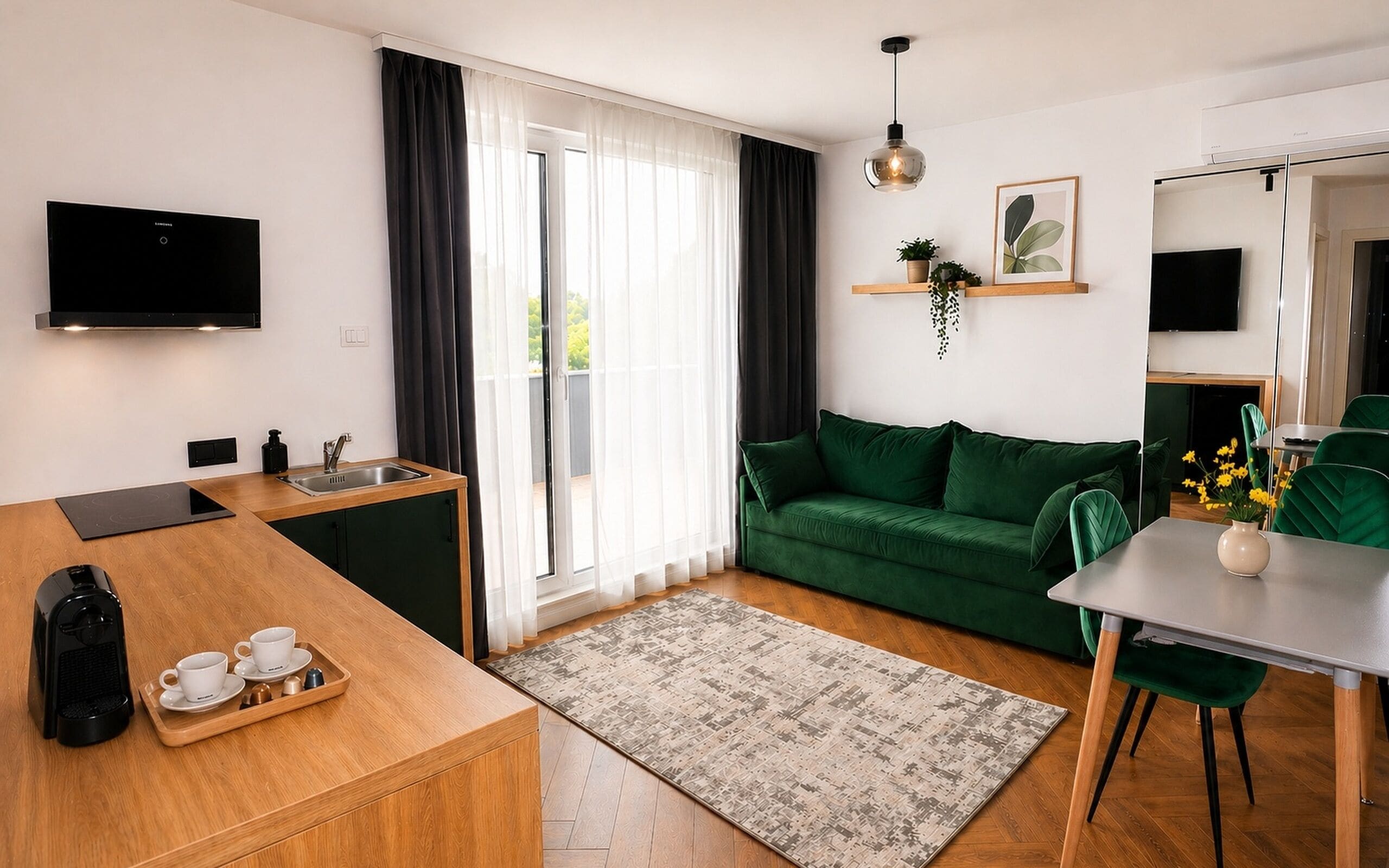 Leilighet – deluxe, balkong | Oppholdsområde | Flatskjerm-TV