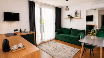 Leilighet – deluxe, balkong | Oppholdsområde | Flatskjerm-TV