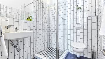 Estúdio superior | Banheiro | Chuveiro, secador de cabelo, toalhas de banho, sabonete