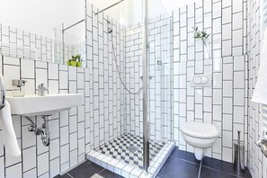 Studio with Square View | Bathroom | Shower, hair dryer, towels, soap - Rumor Apartments (Budapest)