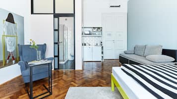 Superior-Studio | Eigene Kochnische | Mikrowelle, Herdplatte, Kochgeschirr/Geschirr/Besteck