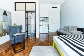 Studio with Square View | Private kitchenette | Microwave, stovetop, cookware/dishes/utensils - Rumor Apartments (Budapest)