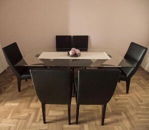 Superior-huoneisto | Tallelokero huoneessa, ilmainen Wi-Fi, vuodevaatteet