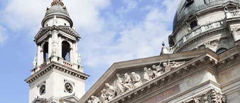 Un bâtiment historique doté d’un imposant clocher et d’un dôme.