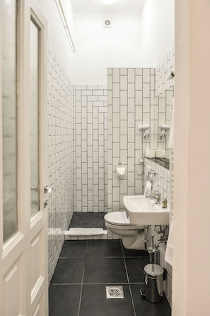 Estudio estándar | Baño | Regadera, secadora de cabello, toallas, jabón