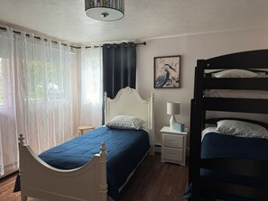 3 bedrooms, iron/ironing board, free WiFi, bed sheets - Cozy 3-bedroom house in quiet neighborhood! No pet (Anchorage)