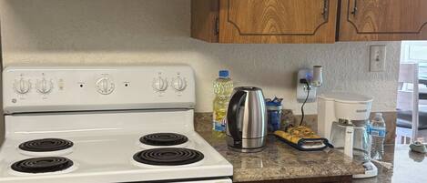 Een koelkast, een microgolfoven, een oven, een kookplaat