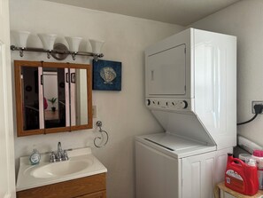Hair dryer, towels, soap, toilet paper - Cozy 3-bedroom house in quiet neighborhood! No pet (Anchorage)