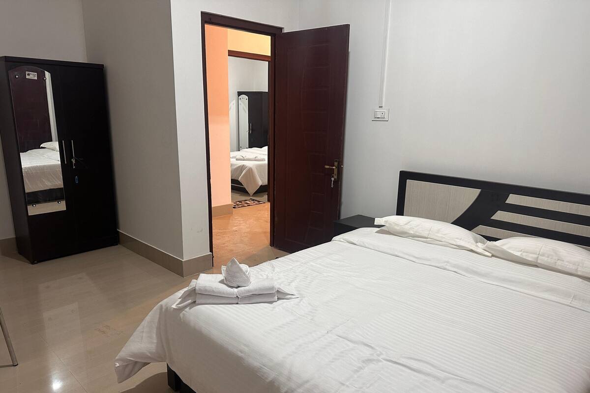Ein Hotelzimmer mit einem Bett, einem Kleiderschrank und einem Spiegel.