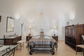 Deluxe-sviitti, patio, merinäköala | Tallelokero huoneessa, työpöytä