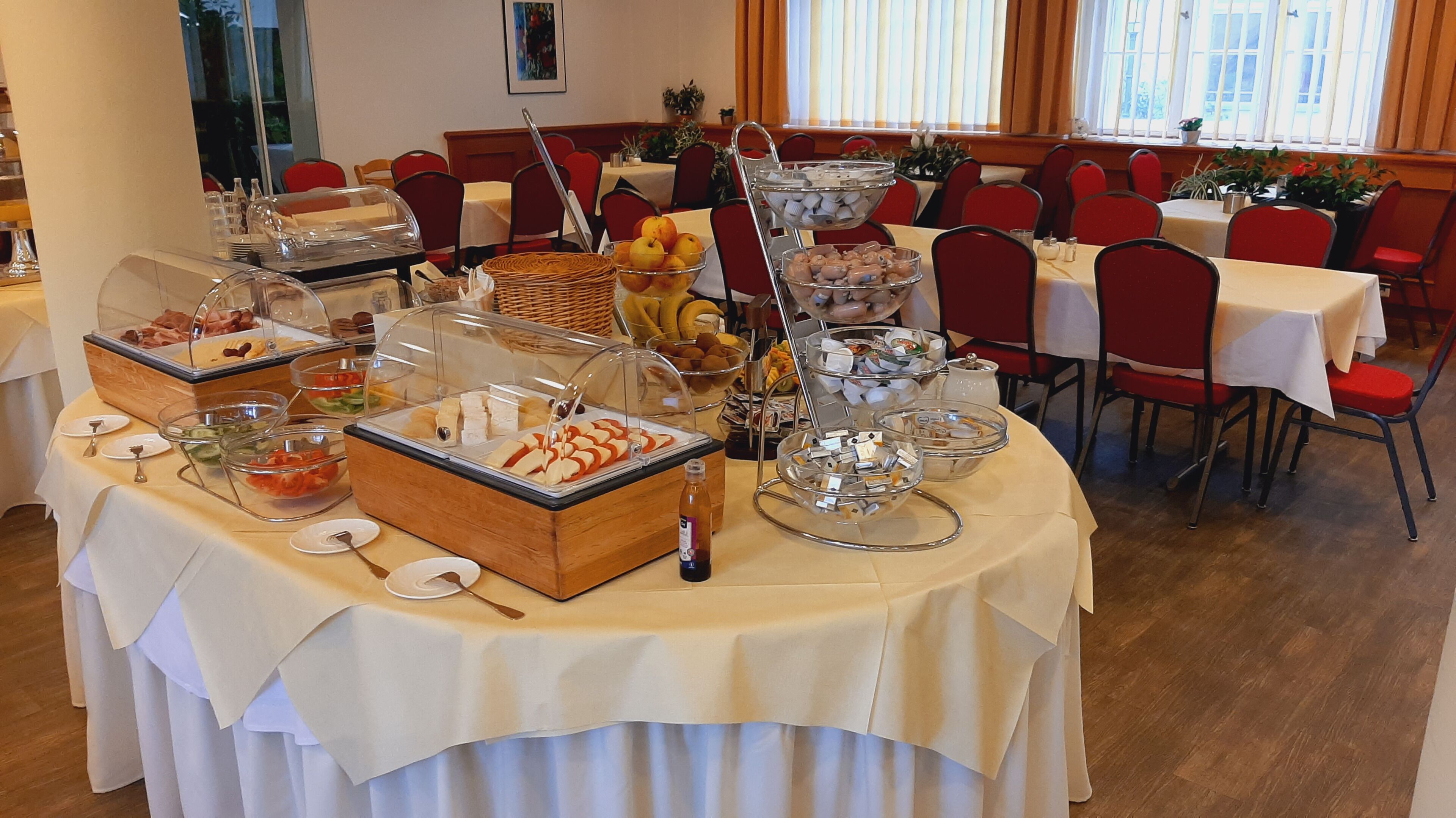 Ein reichhaltiges Buffet mit verschiedenen Speisen und einer Saucenflasche.