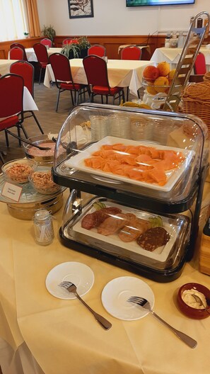 Free daily buffet breakfast - Altwernigeröder Apparthotel (Wernigerode)