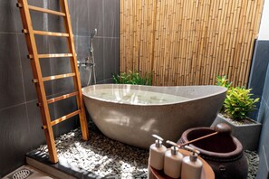 ห้องแฟมิลี่สำหรับสี่ท่าน, วิวสระว่ายน้ำ | ห้องน้ำ | อ่างอาบน้ำและฝักบัวแยกจากกัน, ไดร์เป่าผม, ผ้าเช็ดตัว, สบู่