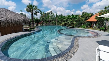 Hồ bơi ngoài trời