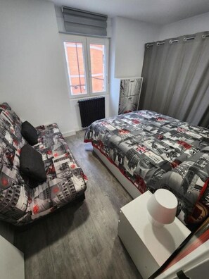 2 bedrooms, iron/ironing board, WiFi, bed sheets - Centrally located apartment, close to hospitals and downtown. (León)