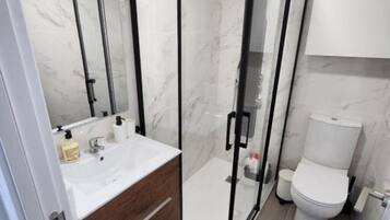 Secador de pelo, toallas, jabón y papel higiénico