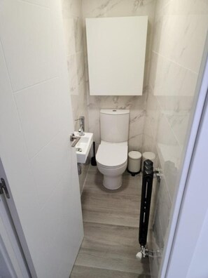 Haartrockner, Handtücher, Seife, Toilettenpapier