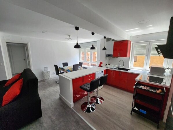 Private kitchen - Centrally located apartment, close to hospitals and downtown. (León)