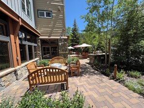 Exterior - Black Bear 8040 (Keystone)