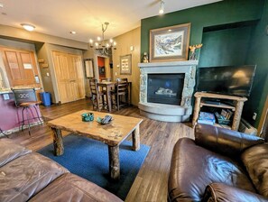 Exterior - Black Bear 8040 (Keystone)