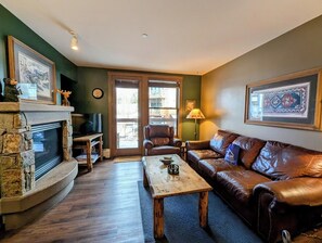 Exterior - Black Bear 8040 (Keystone)