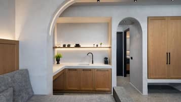 Deluxe Suite with Private Pool | Oppholdsområde | TV