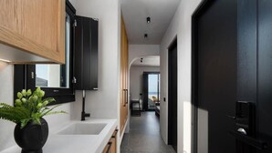 Deluxe Suite with Hot Tub and Sea View | リビング エリア