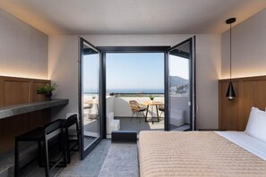 Deluxe Suite with Hot Tub and Sea View | 部屋からの景観