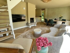 Smart TV, fireplace