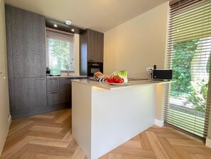 Kjøleskap, mikrobølgeovn, kokeplater og oppvaskmaskin