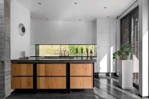 Microondas, horno, placa de cocina y lavavajillas