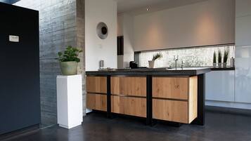 Mikrovågsugn, ugn, spishäll och diskmaskin