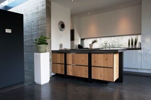 Microonde, forno, piano cottura, lavastoviglie