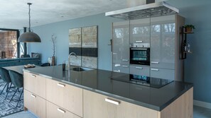 Oven, stovetop, dishwasher, coffee/tea maker - Design holiday home on estate Bergvliet with hot tub in the Brabant forests between Breda and Oosterhout. (Oosterhout)