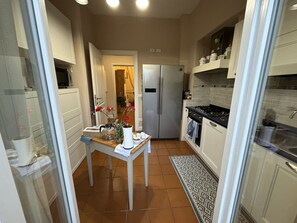 Frigorifero, microonde, forno, piano cottura