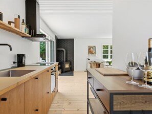 Jääkaappi, astianpesukone, keittoastiat/astiat/ruokailuvälineet