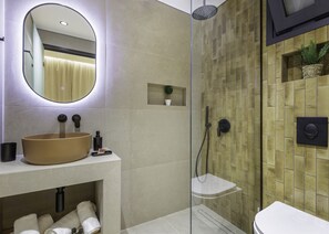 Douche, sèche-cheveux, serviettes fournies, savon