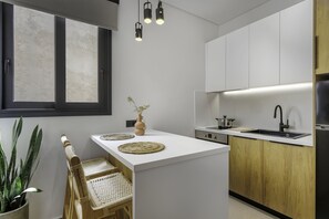 Réfrigérateur, four, cafetière/bouilloire, bouilloire électrique