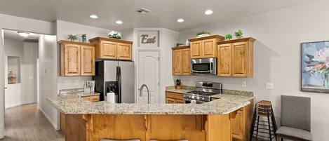 Køleskab, mikrobølgeovn, ovn, kogeplade