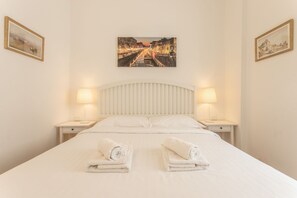 1 habitación, tabla de planchar con plancha y cuna de viaje