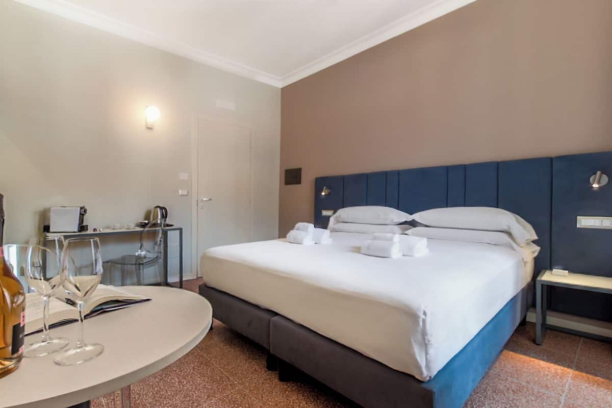 Chambre Deluxe Double ou avec lits jumeaux | Coffres-forts dans les chambres, lits bébé (gratuits), Wi-Fi gratuit