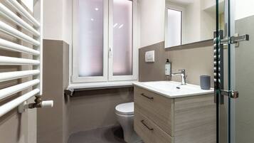 Economy tweepersoonskamer, voor 1 persoon | Badkamer | Een douche, handdoeken