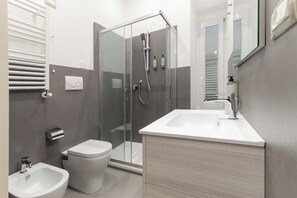 Deluxe Double or Twin Room | Bathroom | Shower, towels