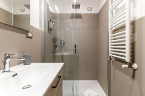 Economy Double Room Single Use | Bathroom | Shower, towels - Velia Relais  (Rome)