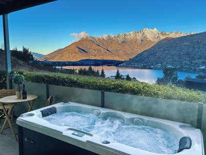 Spa Retreat Lake & Mountain Views - Goldrush Peak