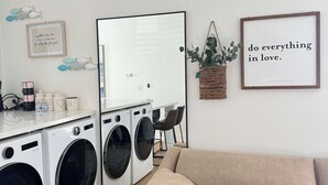 Un moderno cuarto de lavado con un sofá y una mesa de centro.