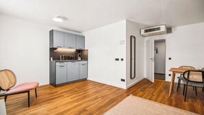 One-Bedroom Suite with Sofa Bed | Bếp riêng