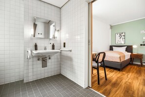 Single Room Wheelchair Accessible | Bathroom | Shower, eco-friendly toiletries, hair dryer, towels - Limehome Jena Teichgraben (Jena)