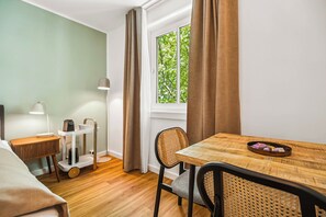 Queen Room | Individually decorated, individually furnished, desk, laptop workspace - Limehome Jena Teichgraben (Jena)